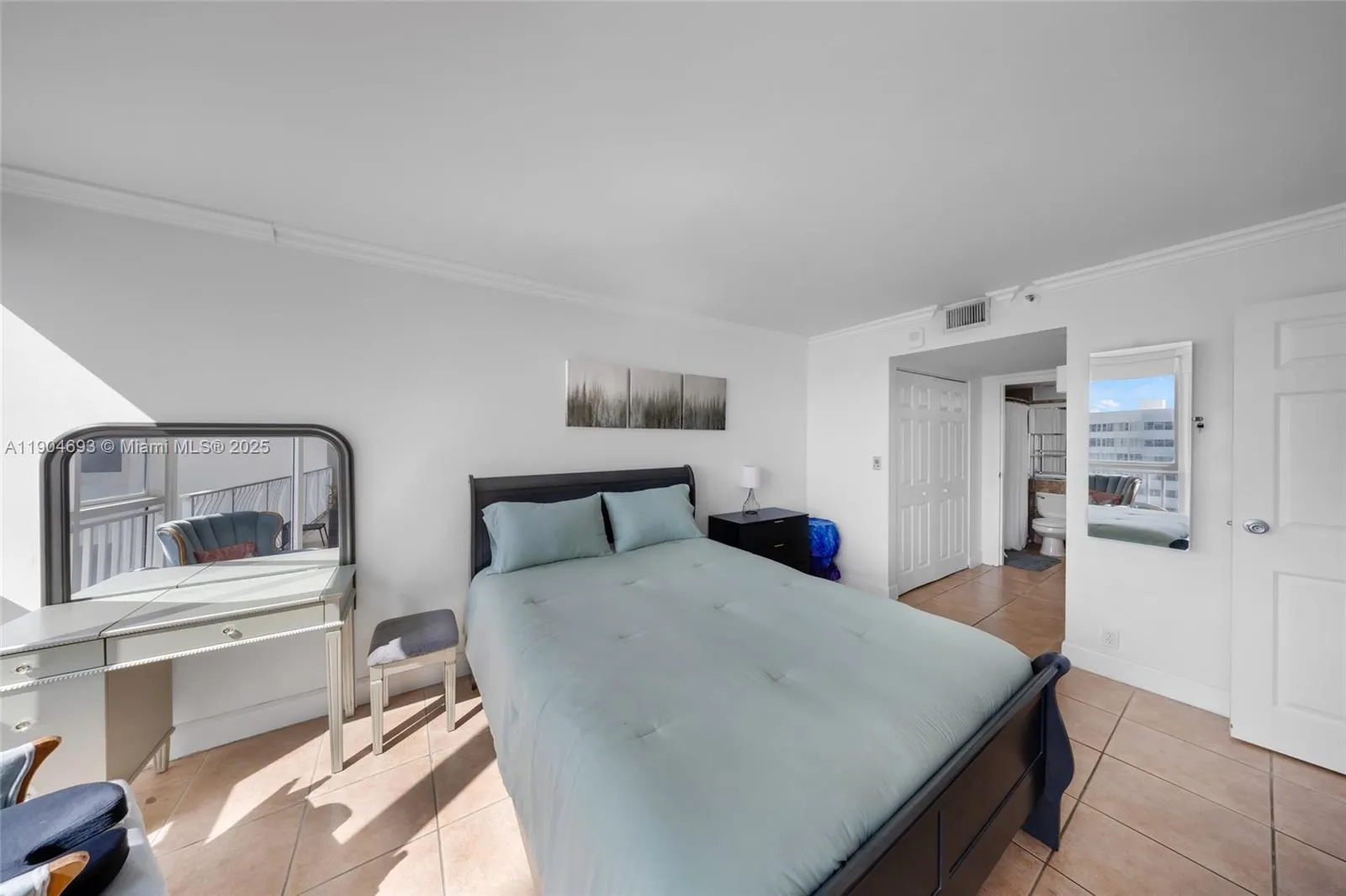 7601 E Treasure Dr, #1021