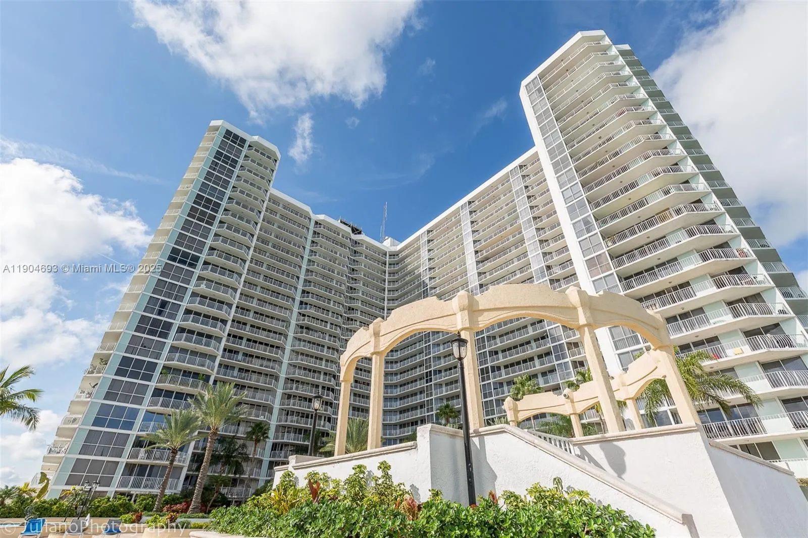 7601 E Treasure Dr, #1021