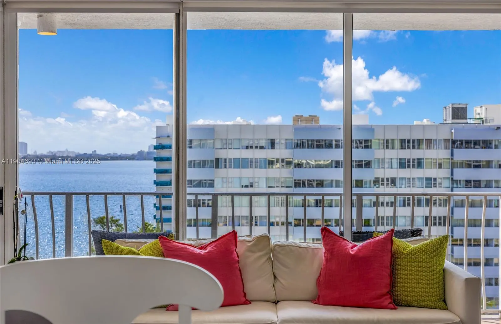 7601 E Treasure Dr, #1021