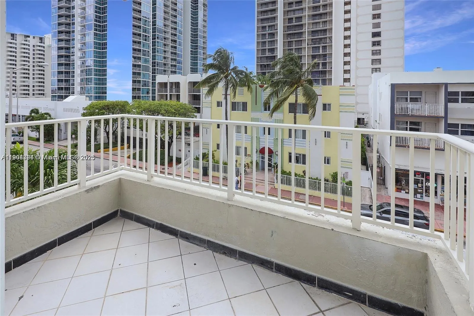 2600 Collins Ave, #405