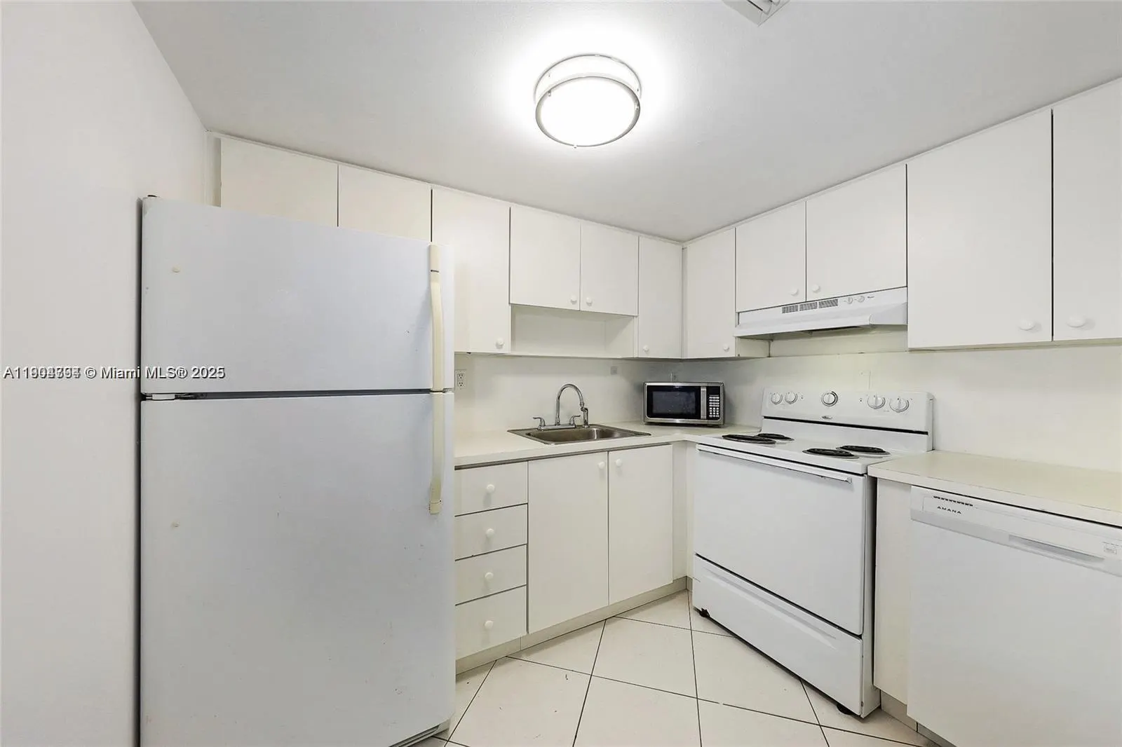 2600 Collins Ave, #405