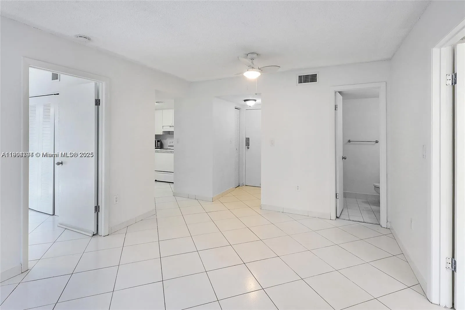 2600 Collins Ave, #405