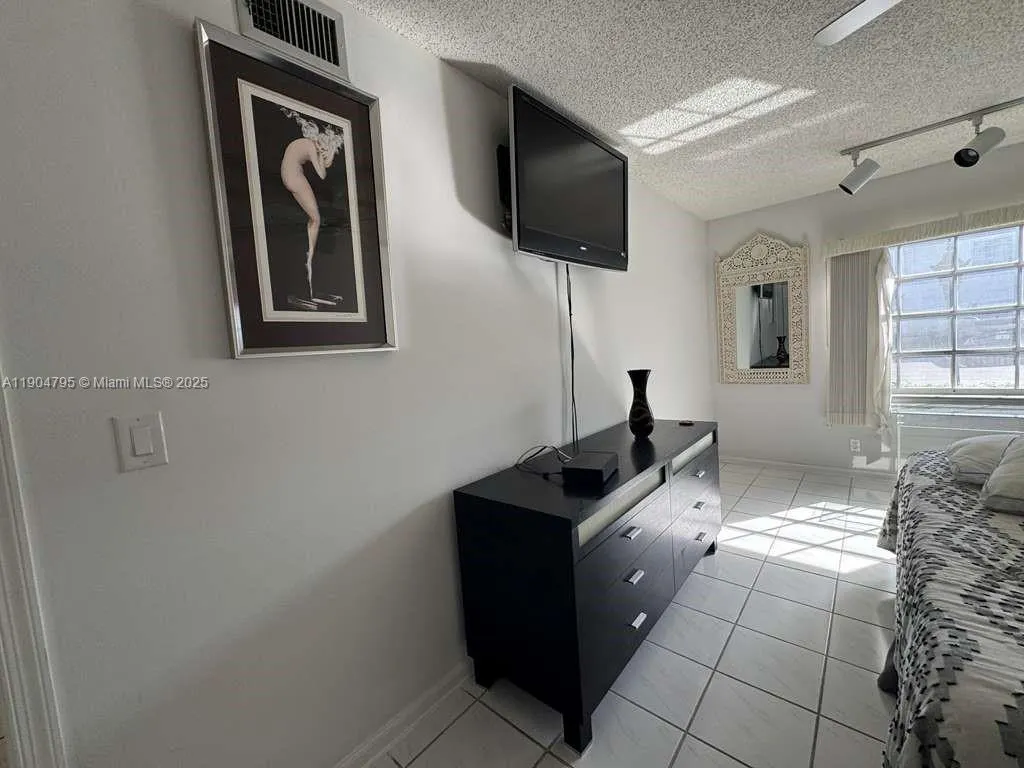 6253 Bay Club Dr, #1