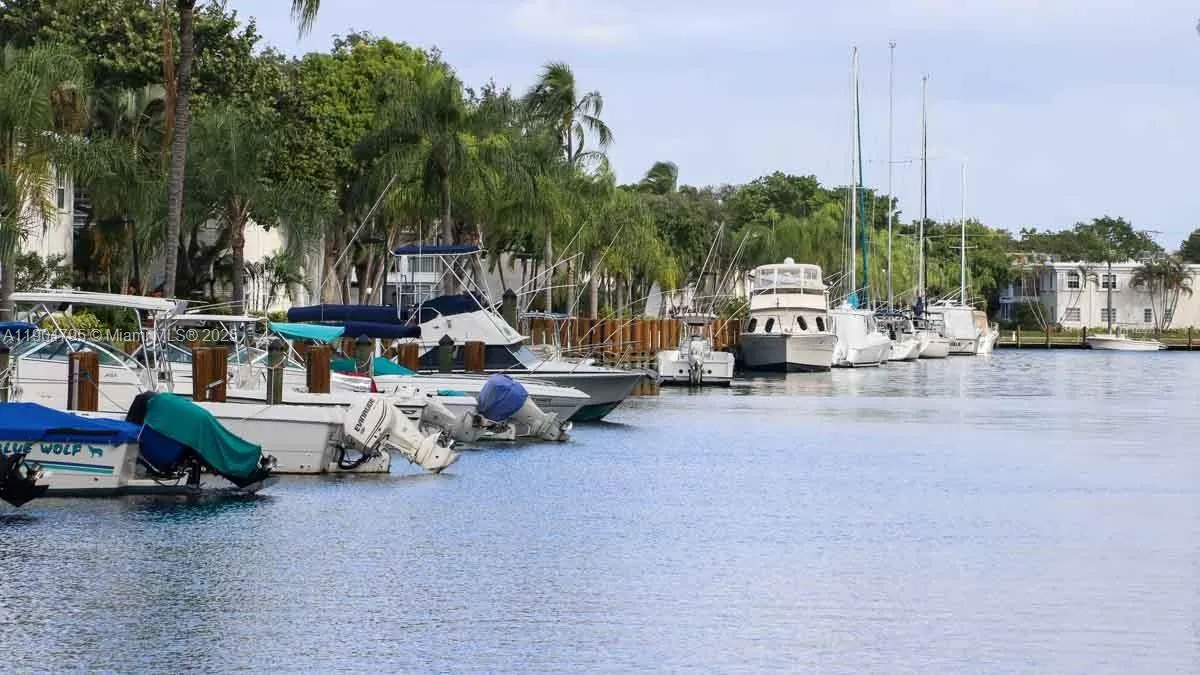 6253 Bay Club Dr, #1