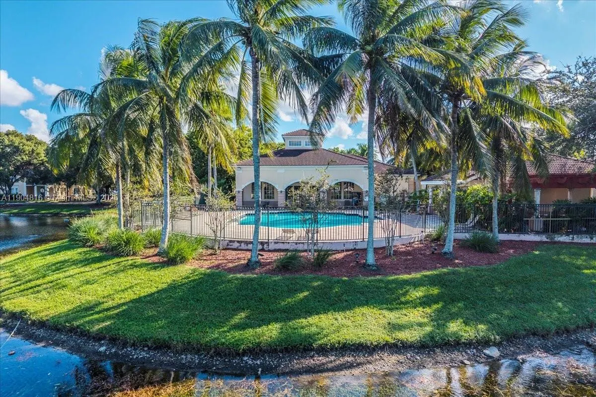 2516 Centergate Dr, #303