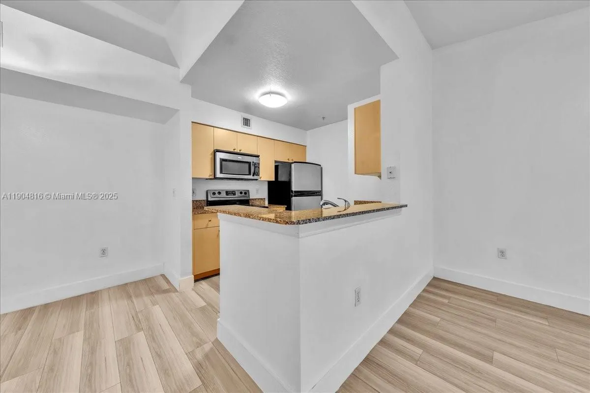 2516 Centergate Dr, #303