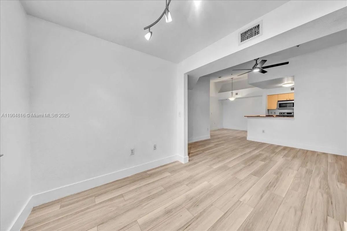 2516 Centergate Dr, #303