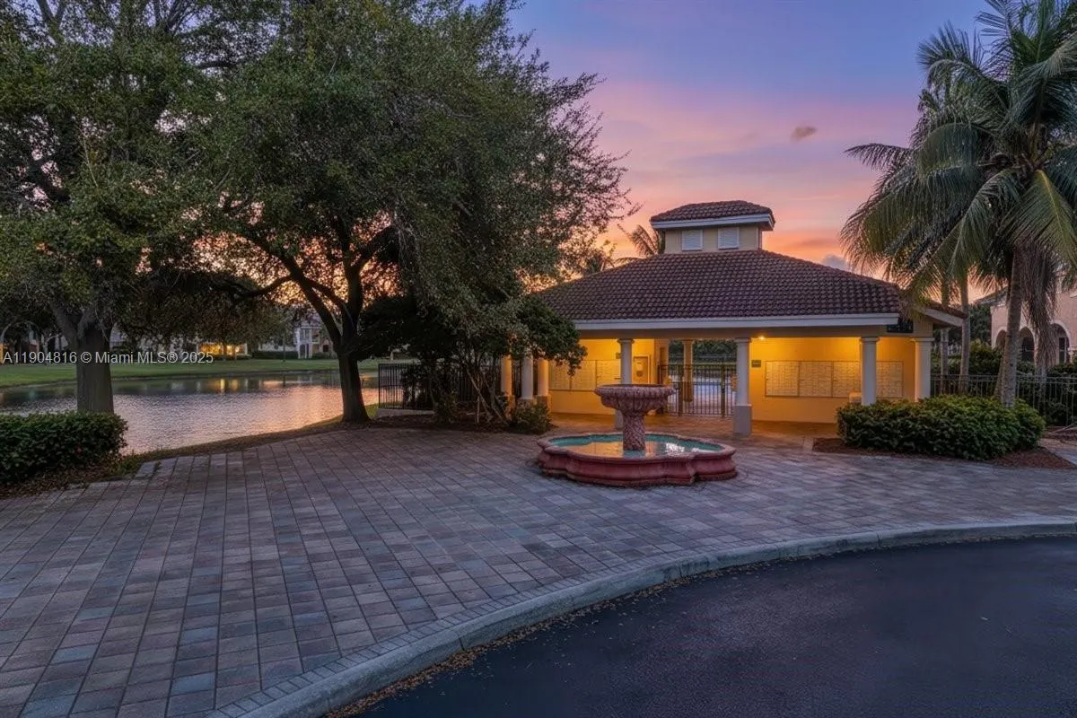 2516 Centergate Dr, #303