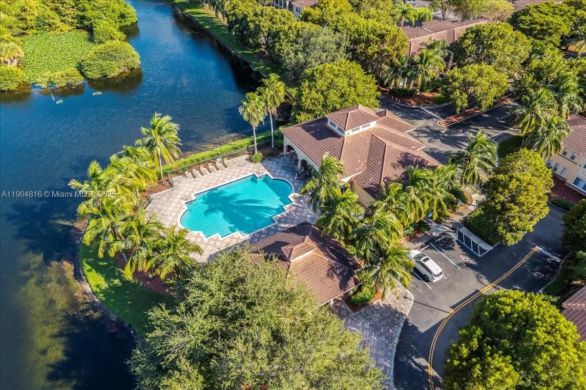 2516 Centergate Dr, #303