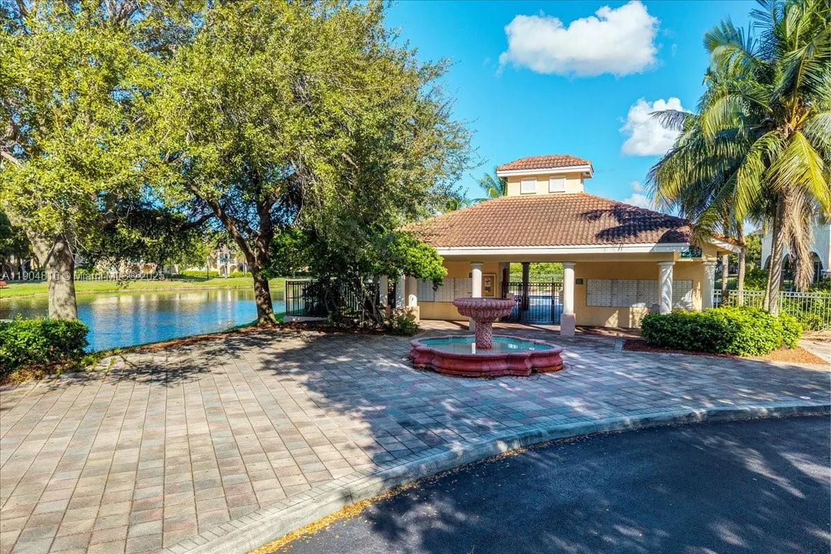 2516 Centergate Dr, #303