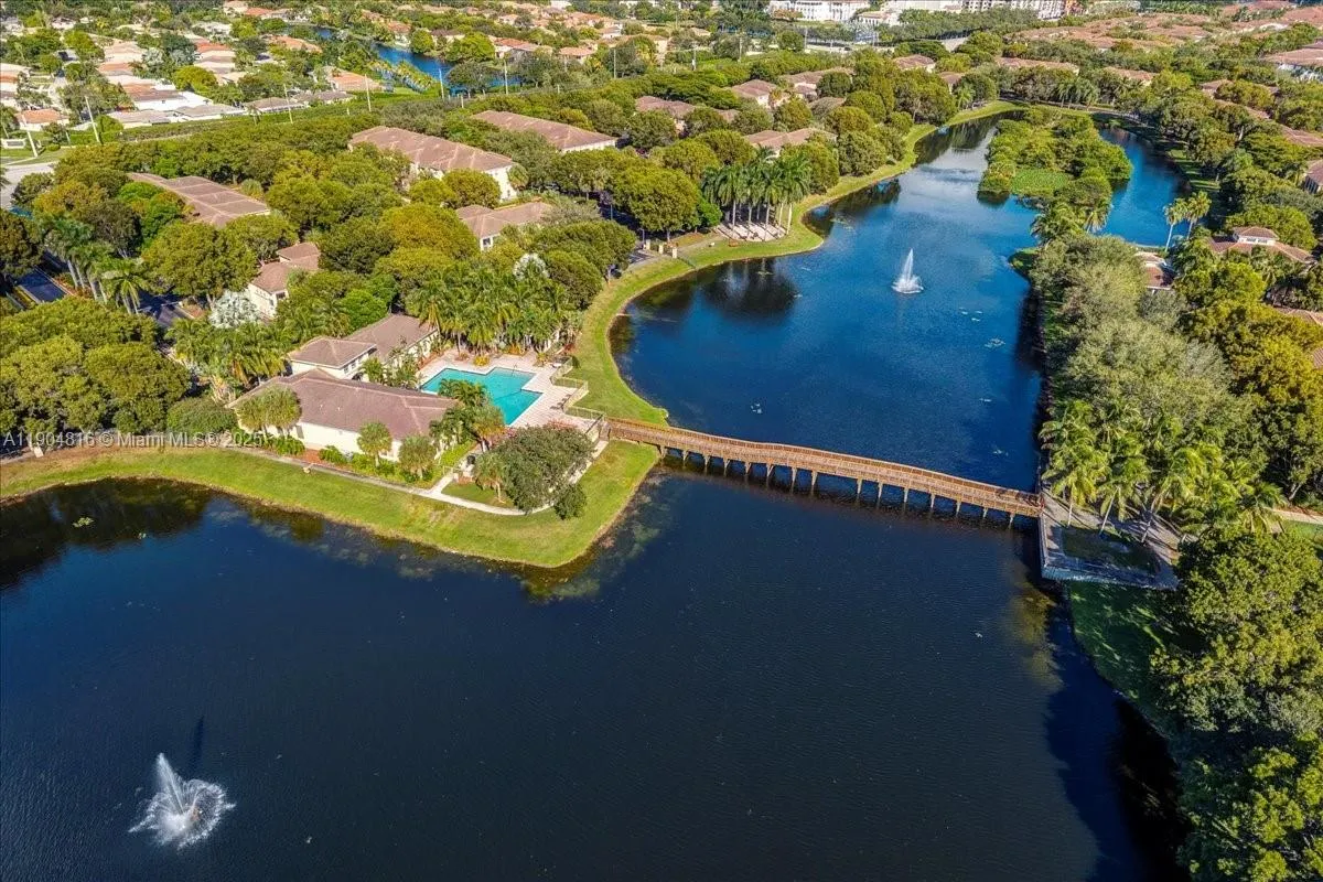 2516 Centergate Dr, #303