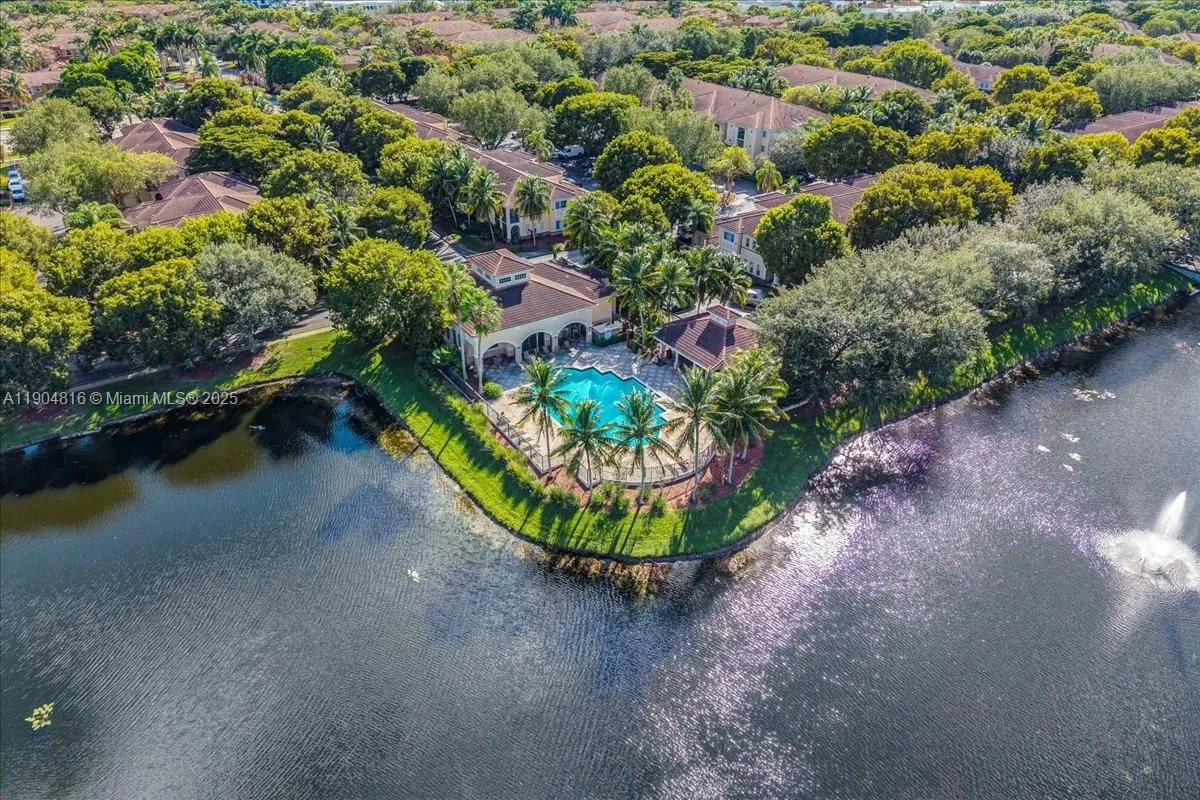 2516 Centergate Dr, #303