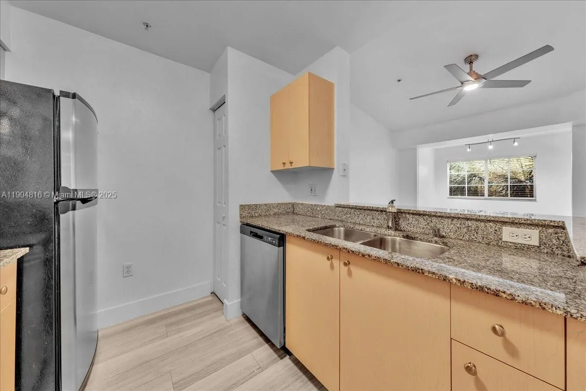 2516 Centergate Dr, #303