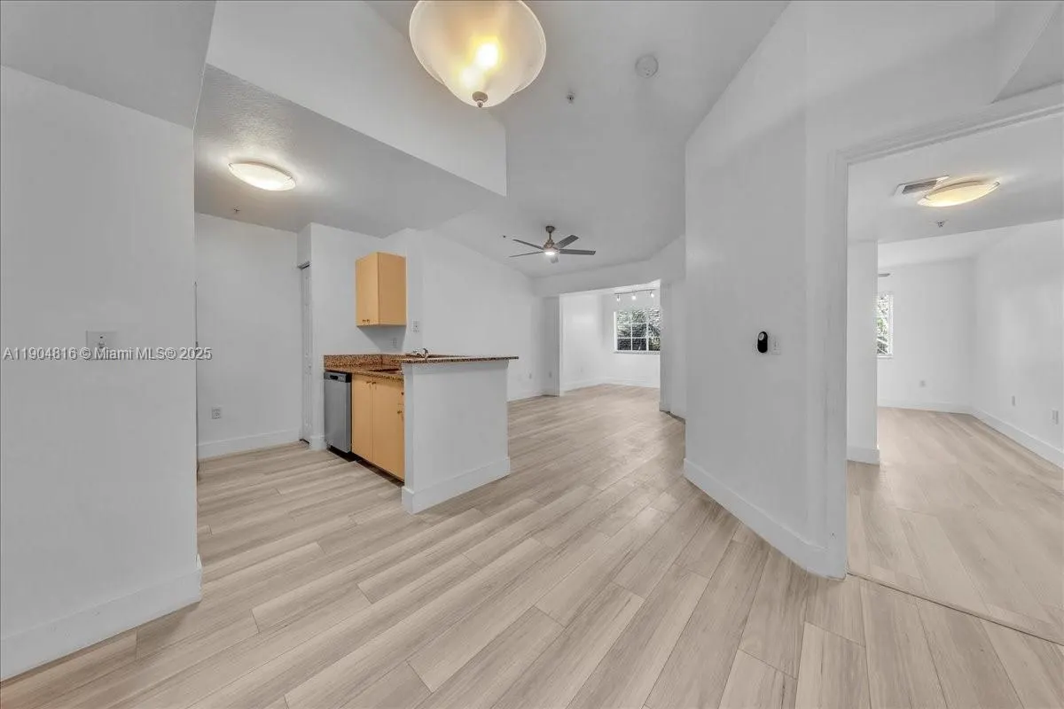 2516 Centergate Dr, #303