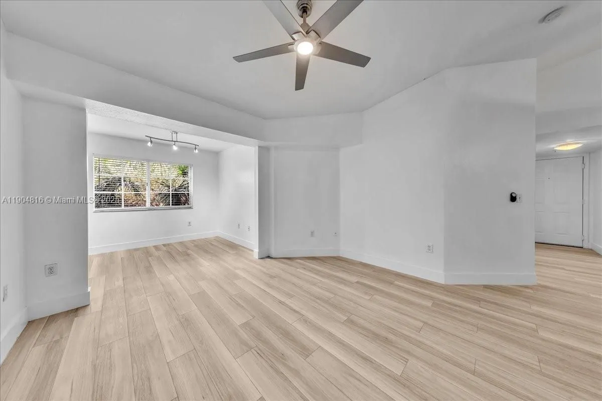 2516 Centergate Dr, #303