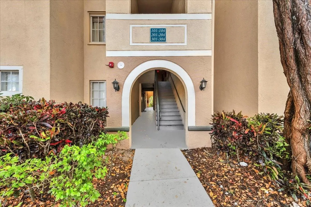 2516 Centergate Dr, #303