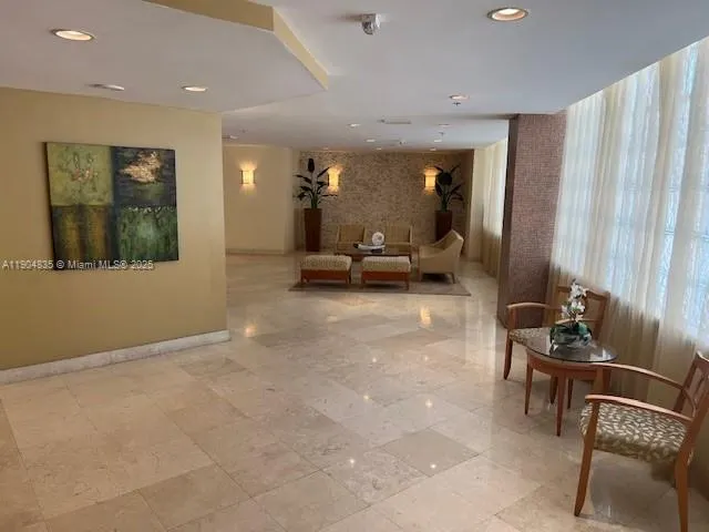 6767 Collins Ave, #904