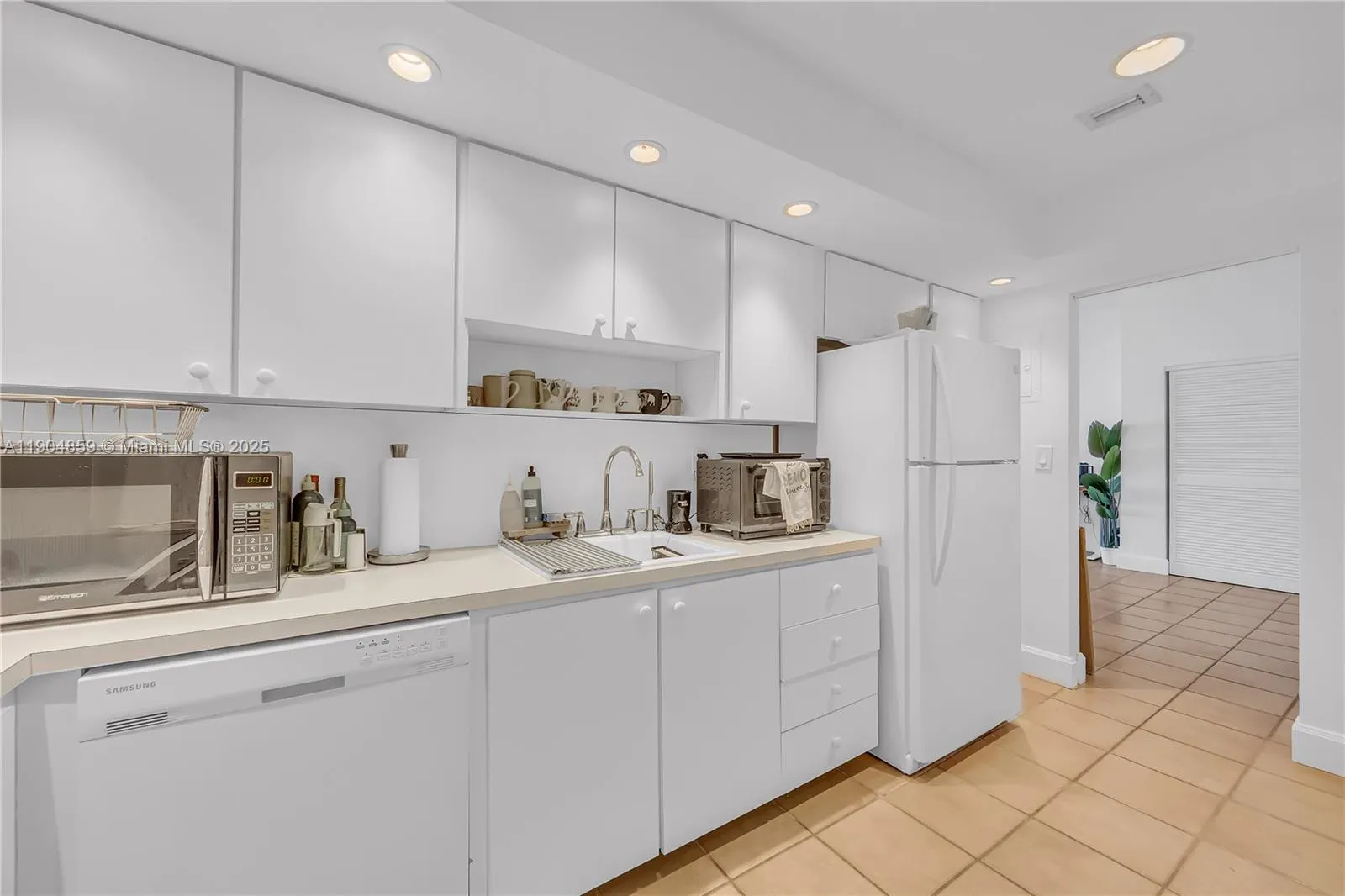 90 Edgewater Dr, #PH23