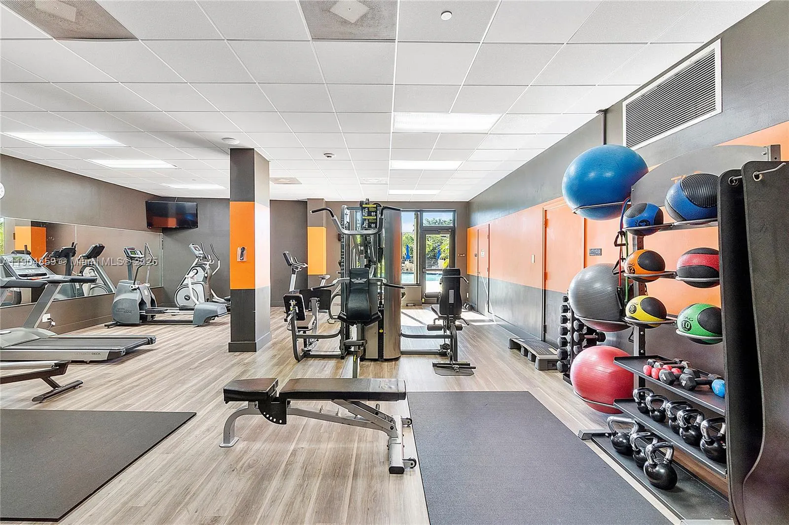 90 Edgewater Dr, #PH23