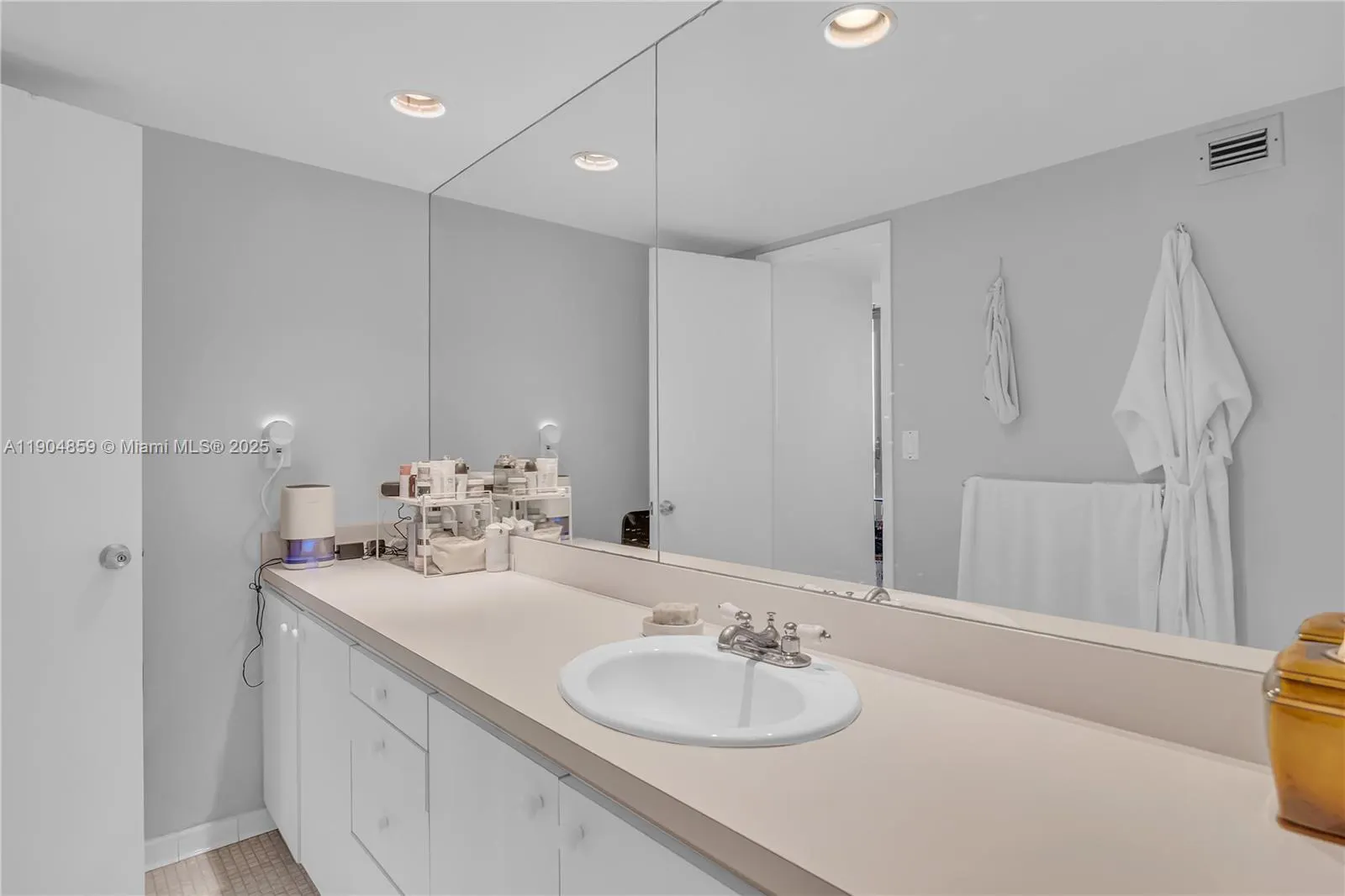 90 Edgewater Dr, #PH23