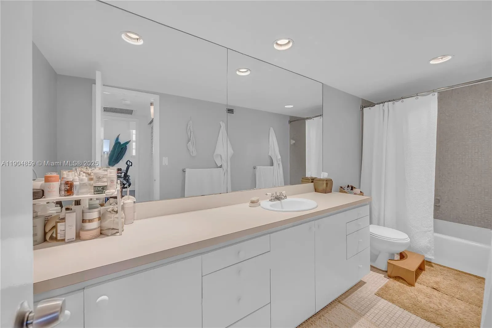 90 Edgewater Dr, #PH23