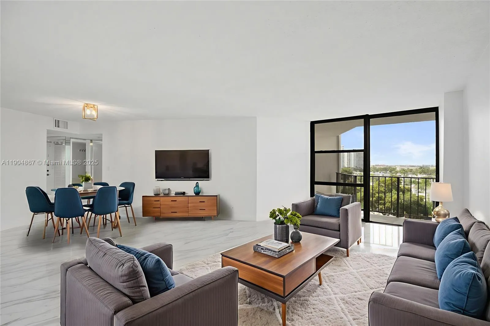 1000 Parkview Dr, #811