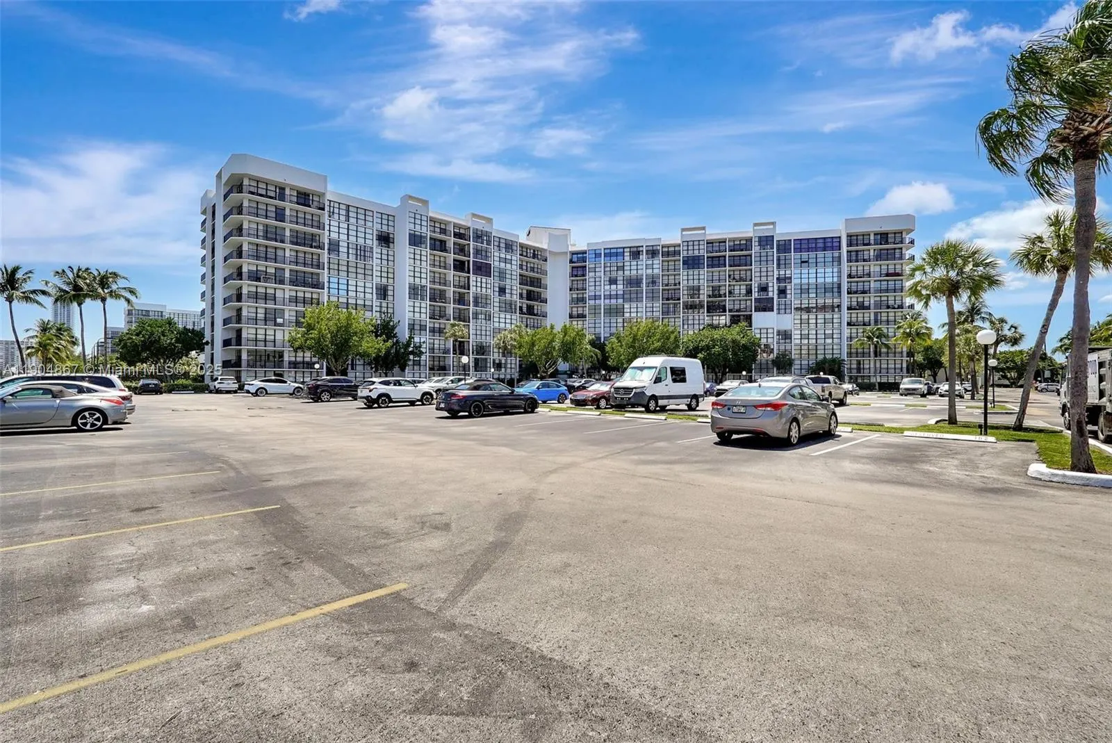 1000 Parkview Dr, #811