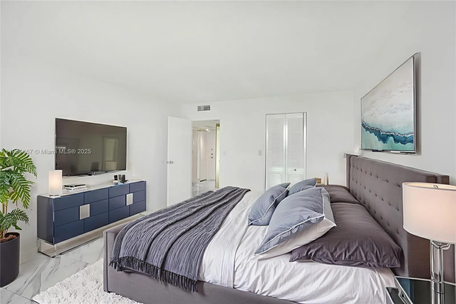 1000 Parkview Dr, #811