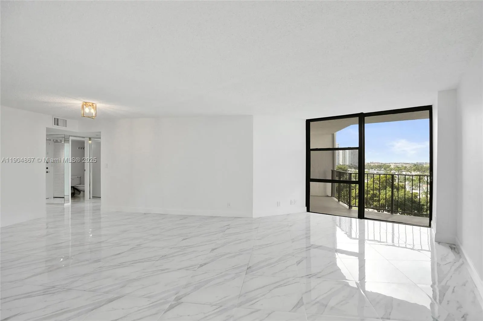 1000 Parkview Dr, #811