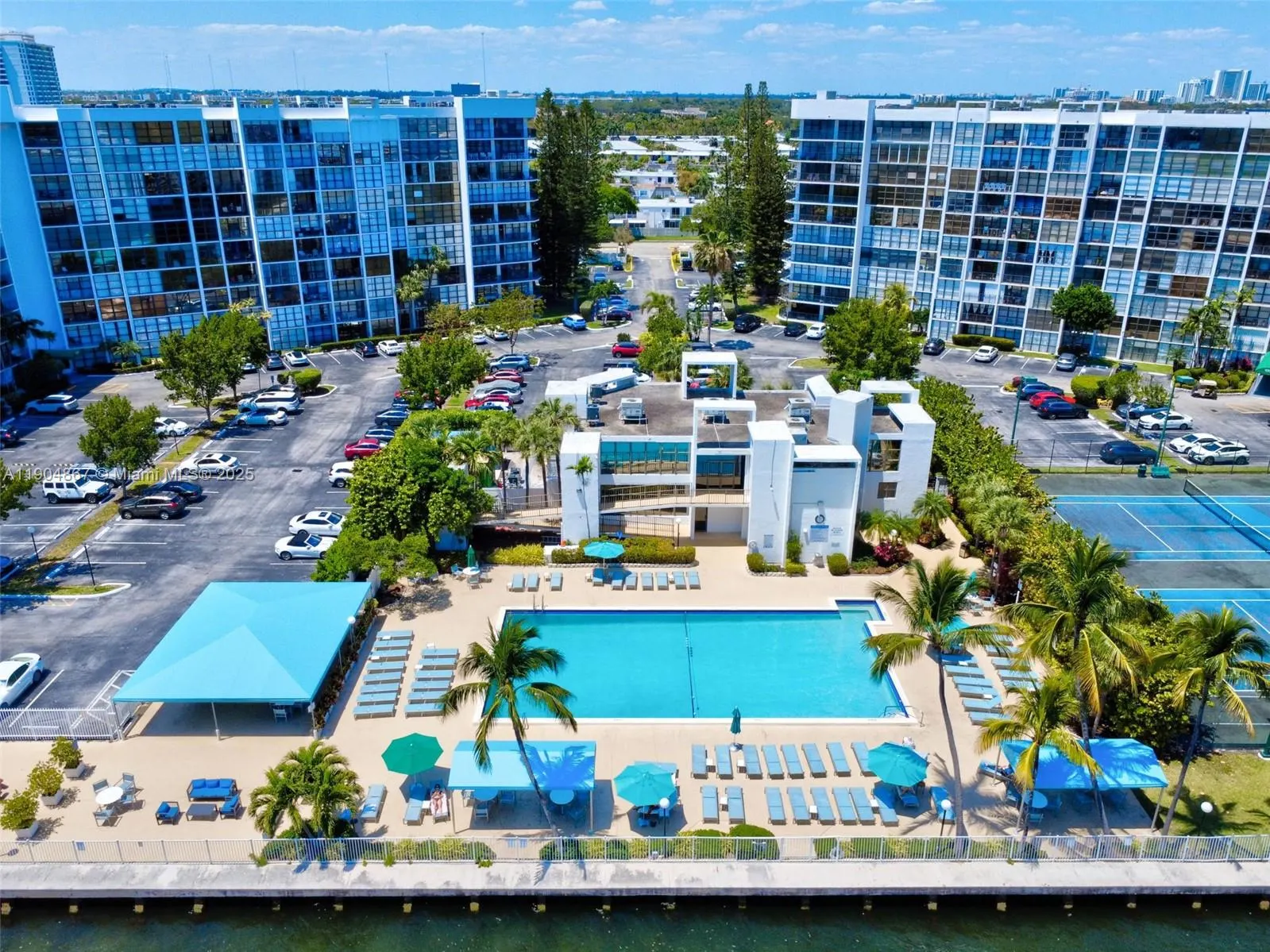 1000 Parkview Dr, #811