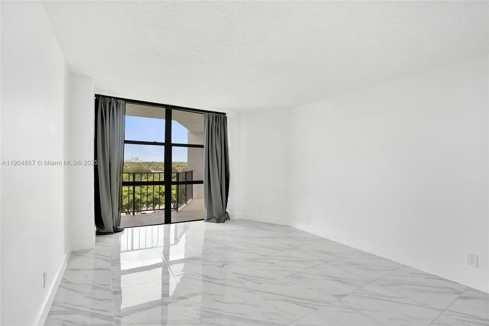 1000 Parkview Dr, #811