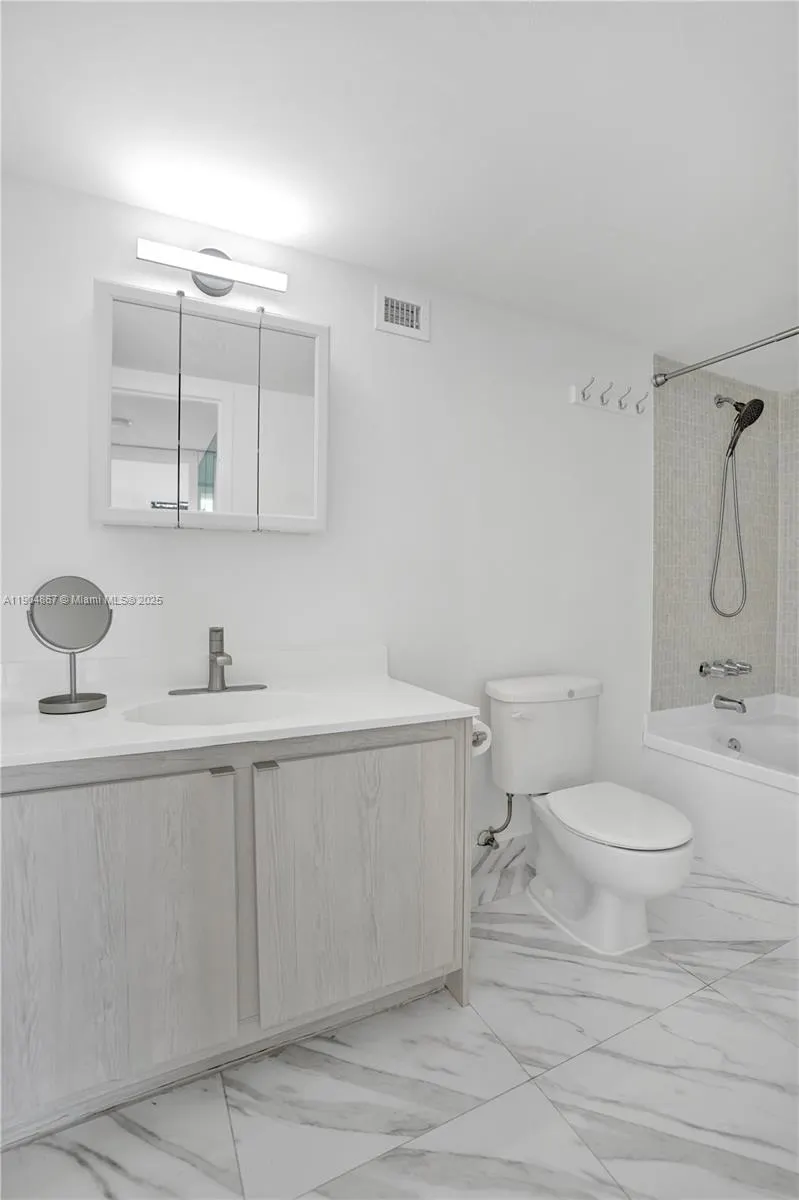 1000 Parkview Dr, #811