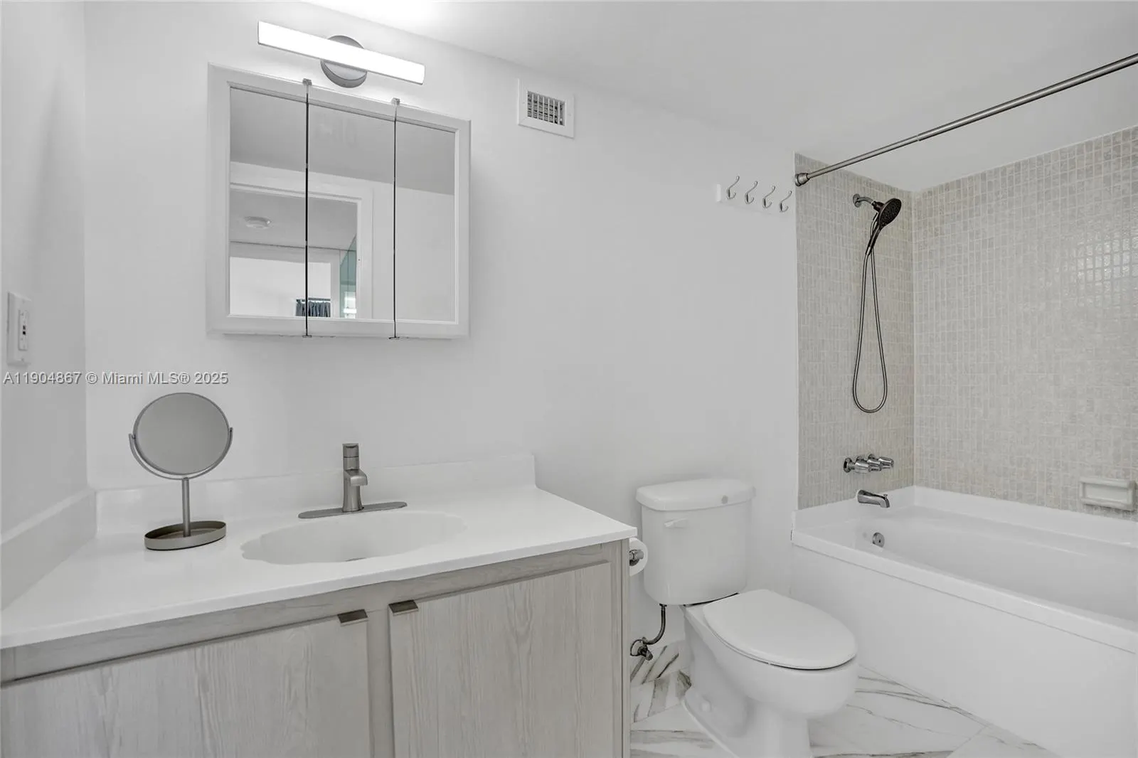 1000 Parkview Dr, #811