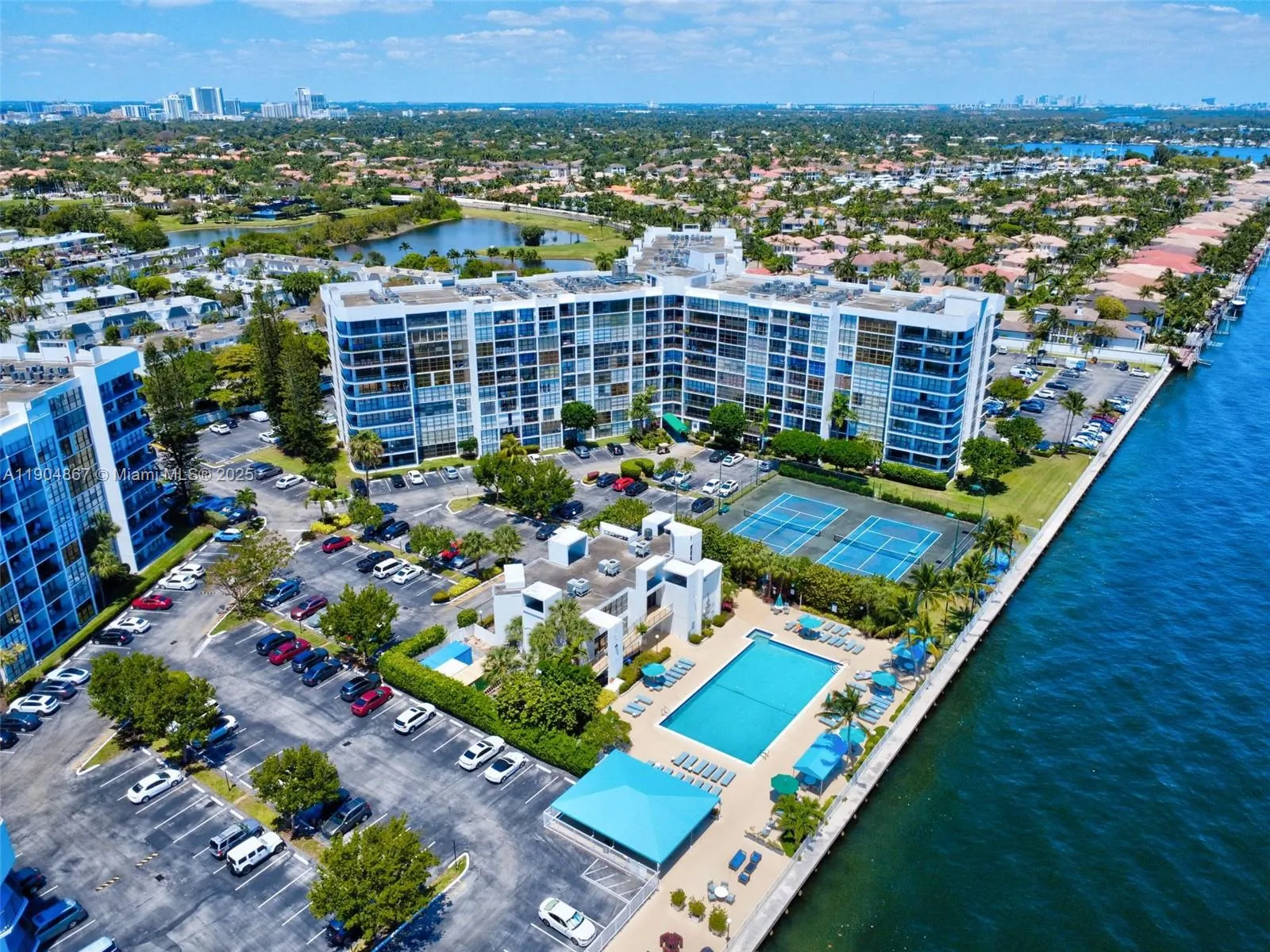 1000 Parkview Dr, #811