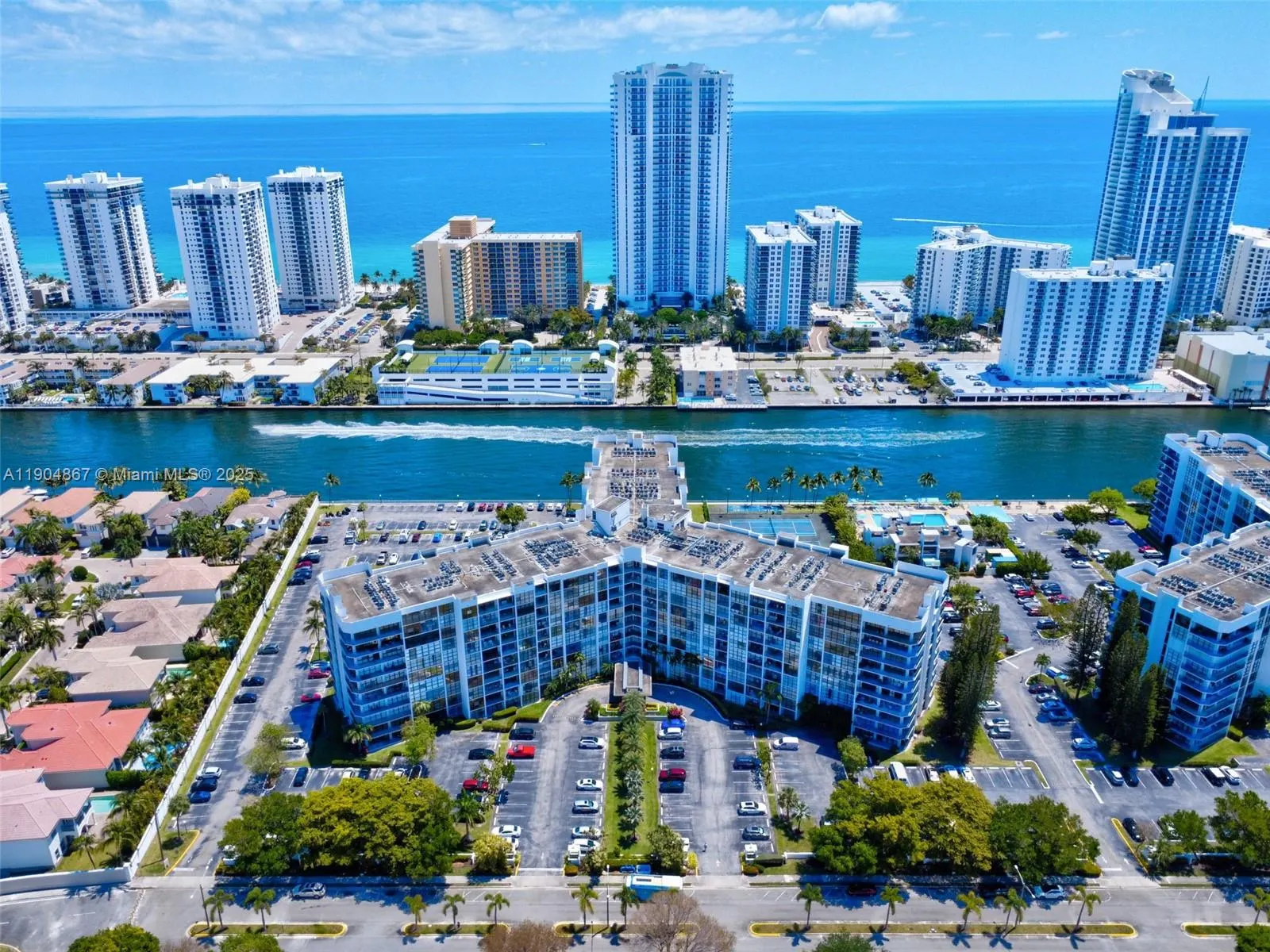 1000 Parkview Dr, #811