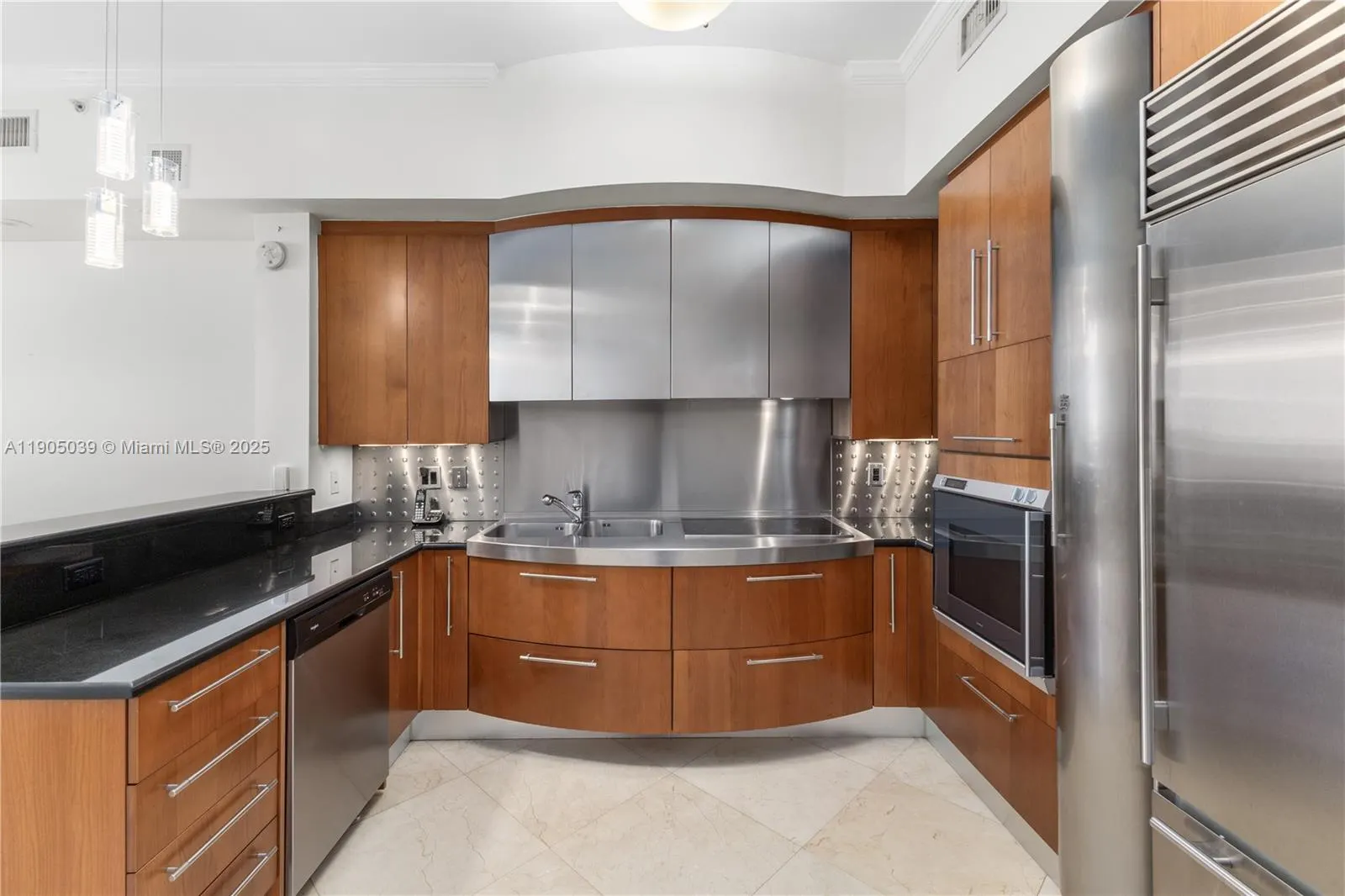 18101 Collins Ave, #906