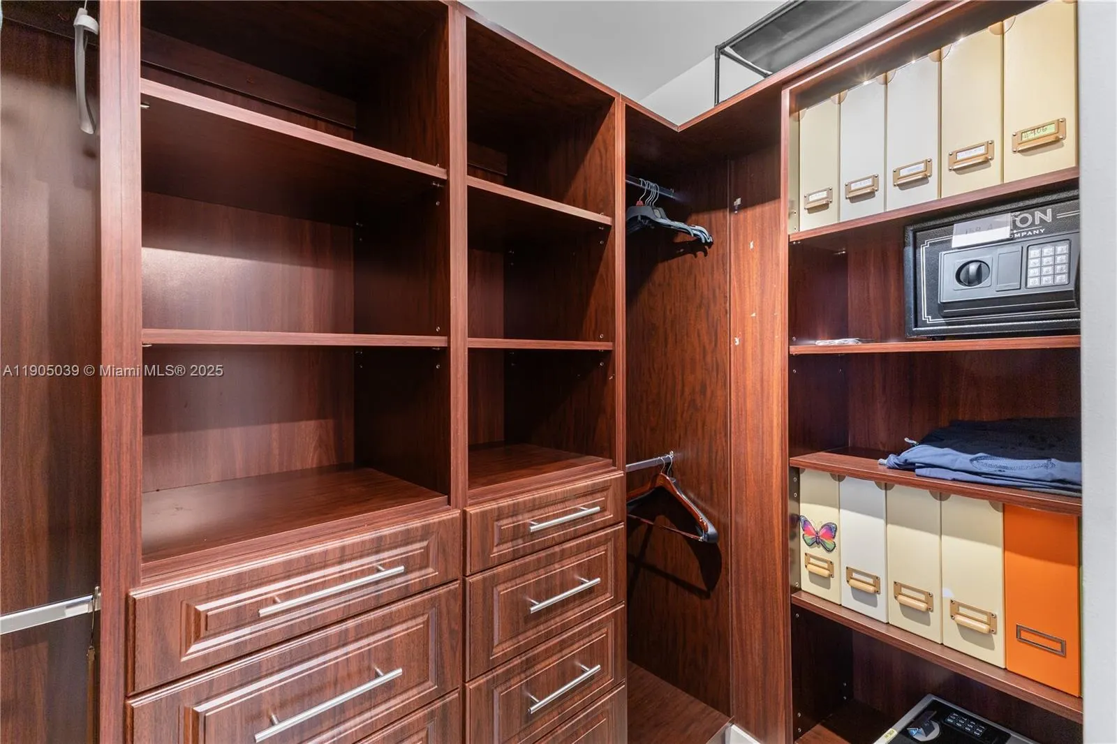 18101 Collins Ave, #906