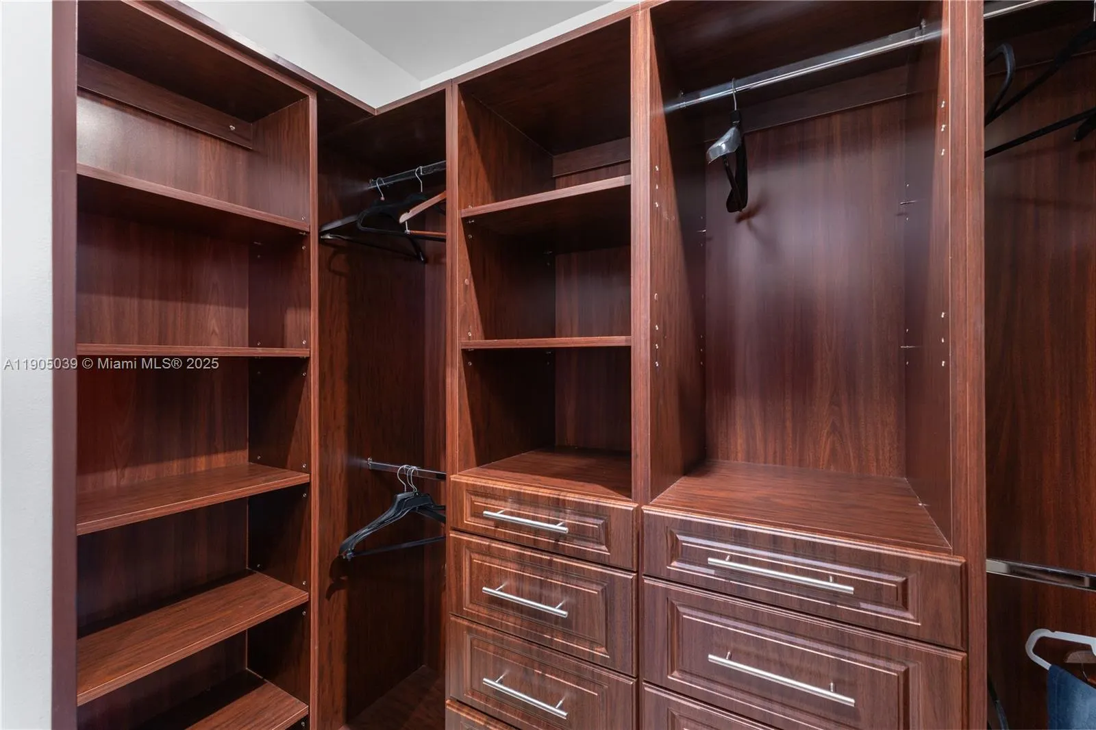 18101 Collins Ave, #906