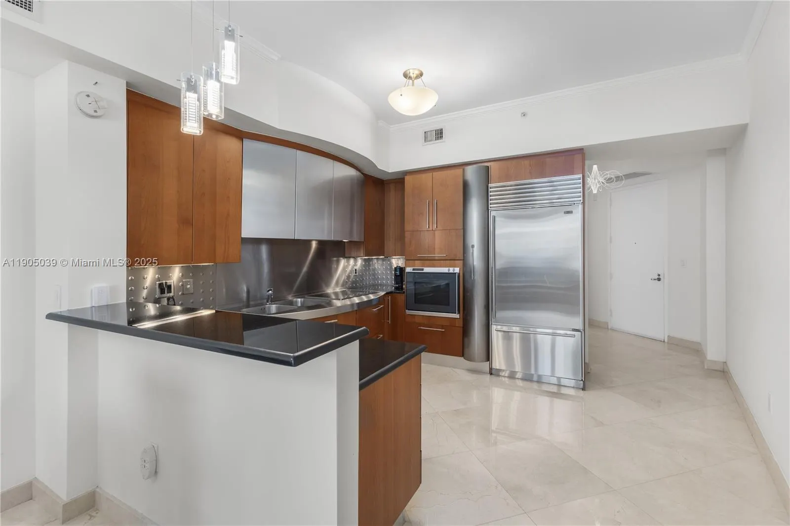 18101 Collins Ave, #906