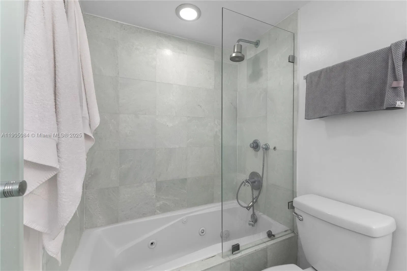 nine island Avenue, #402