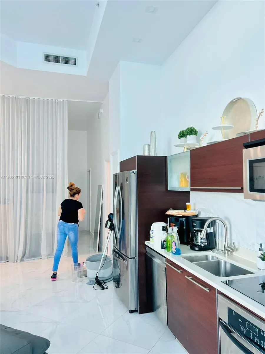 1900 N Bayshore Dr, #710