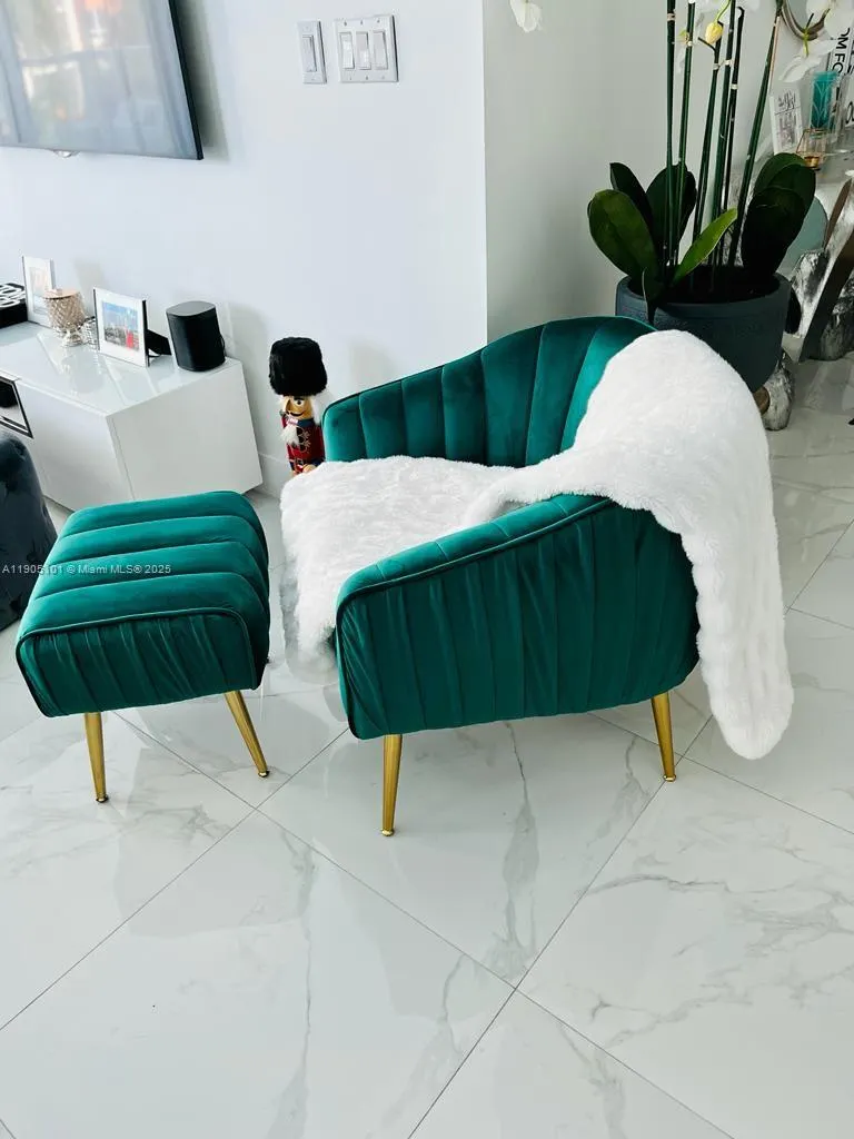 1900 N Bayshore Dr, #710