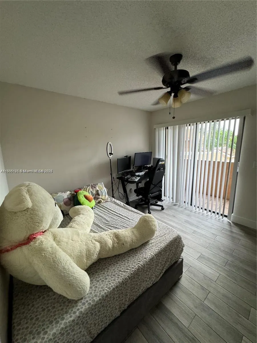 12032 S Las Palmas Dr