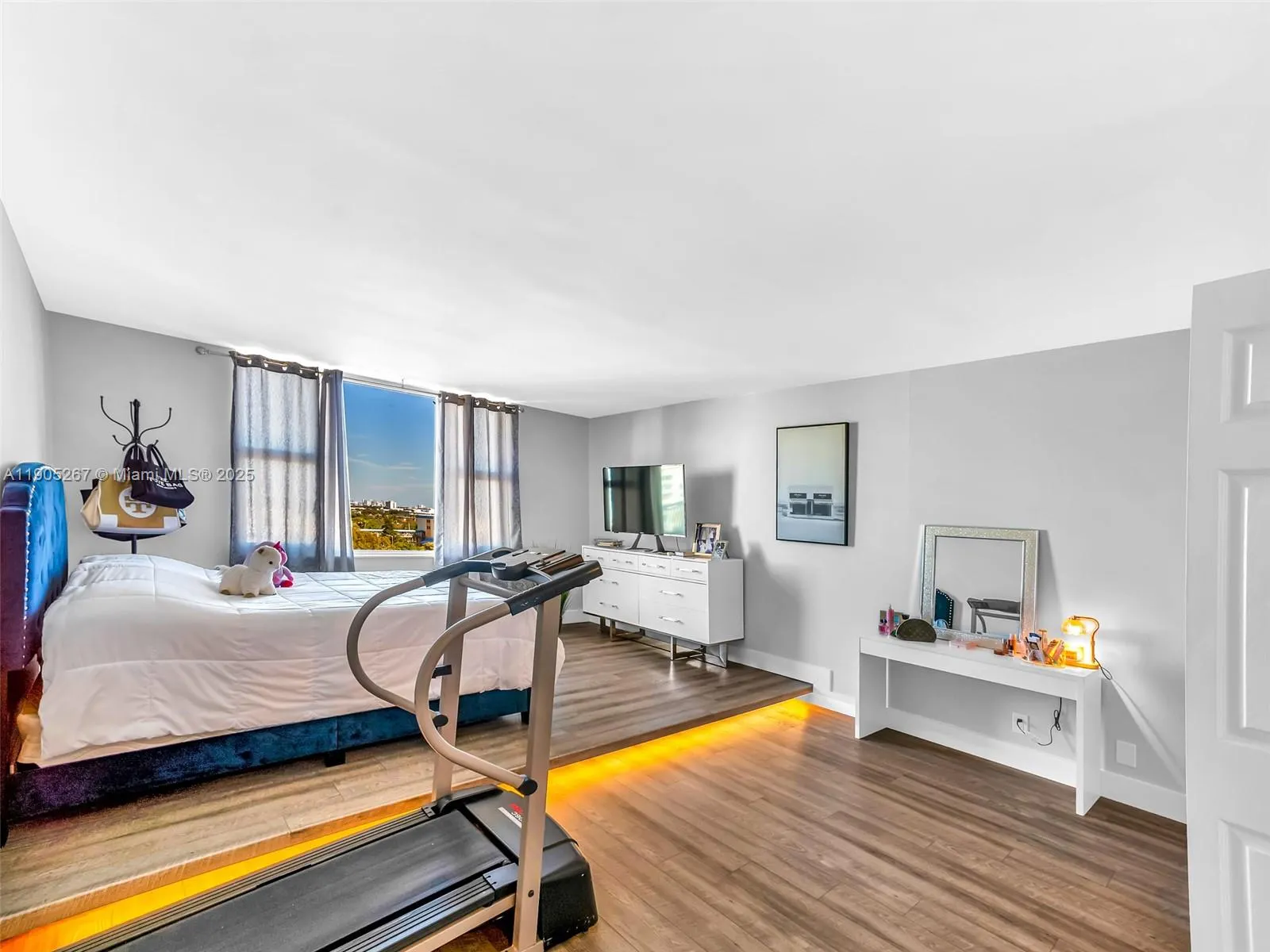 3800 Hillcrest Dr, #907