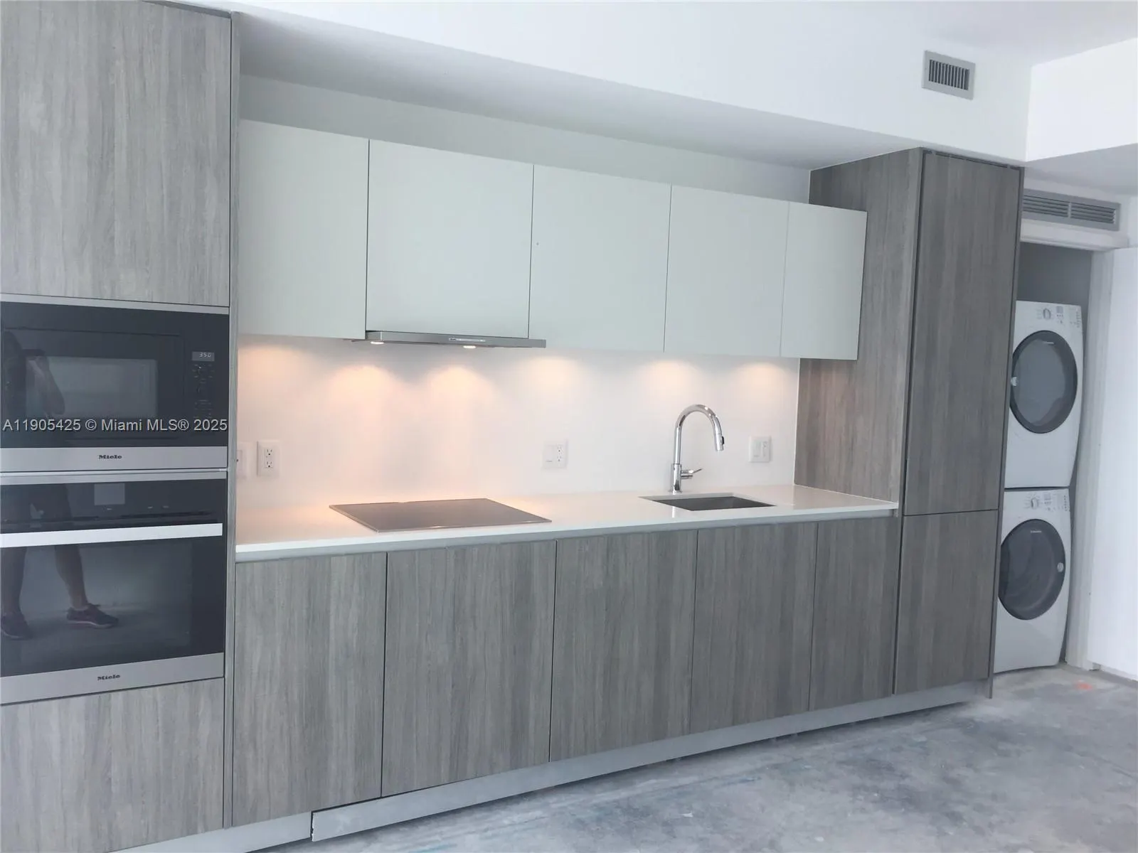 2900 NE 7th Ave, #906