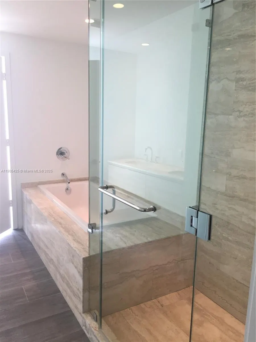 2900 NE 7th Ave, #906