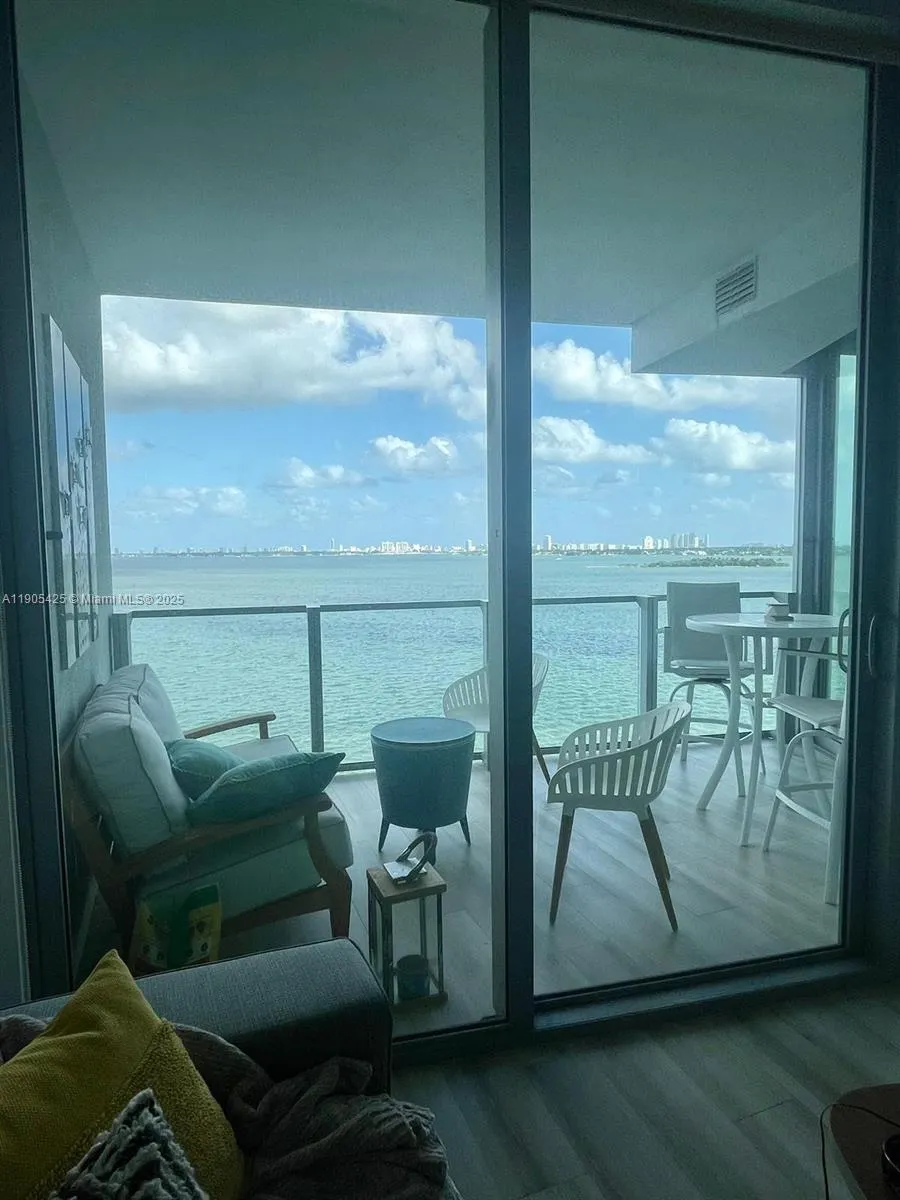 2900 NE 7th Ave, #906