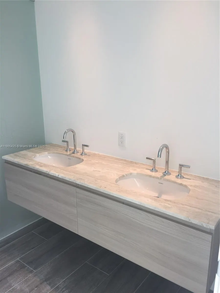 2900 NE 7th Ave, #906