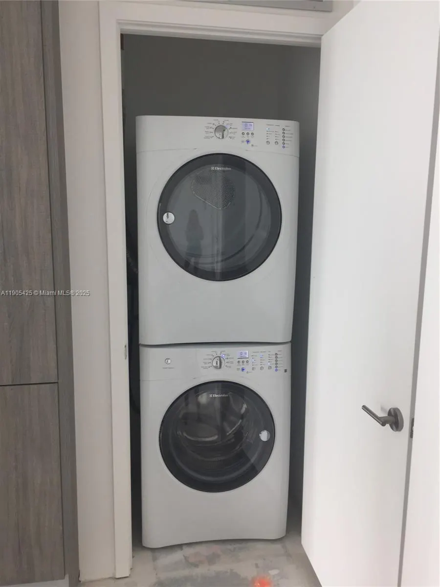 2900 NE 7th Ave, #906