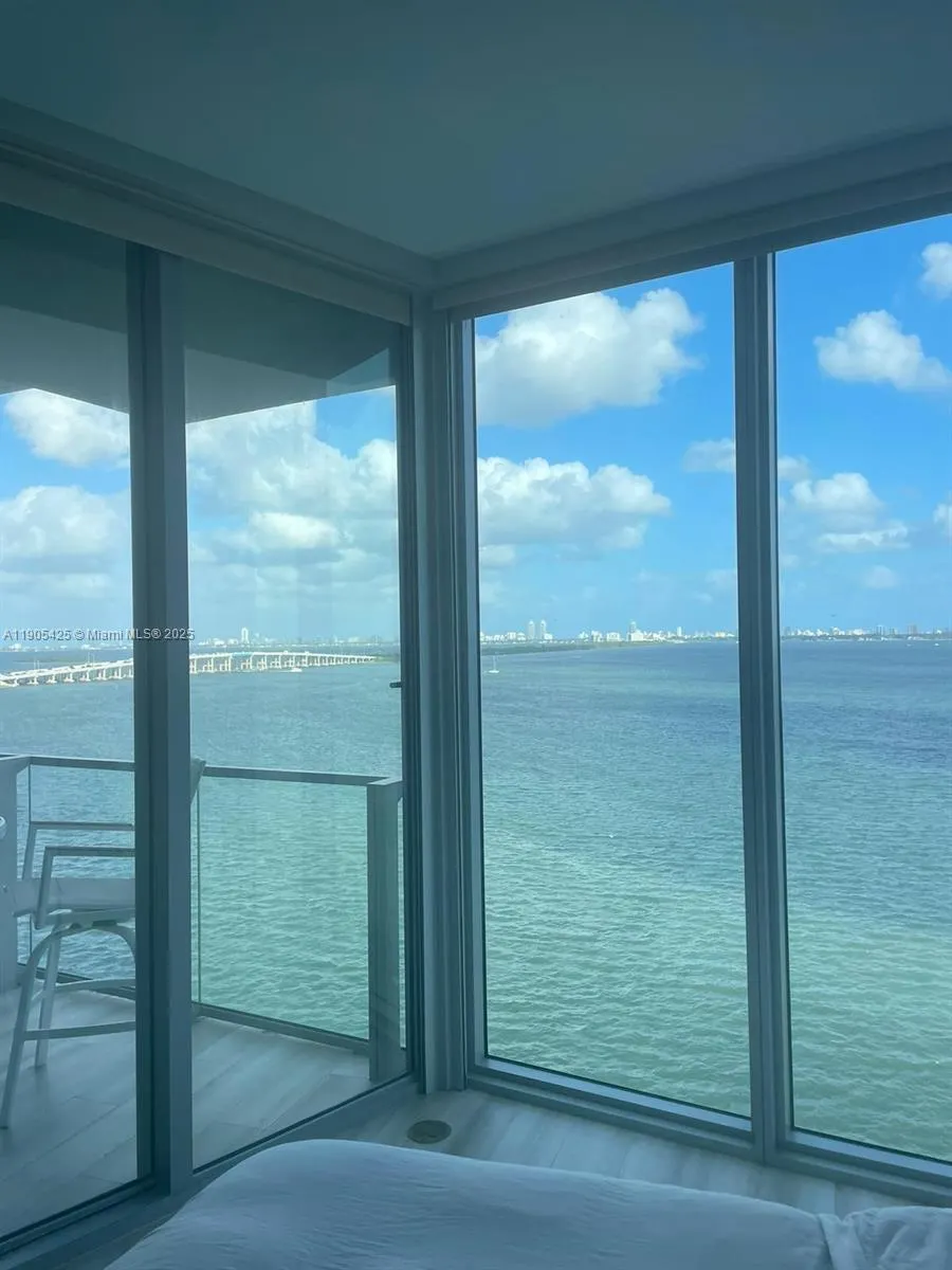 2900 NE 7th Ave, #906